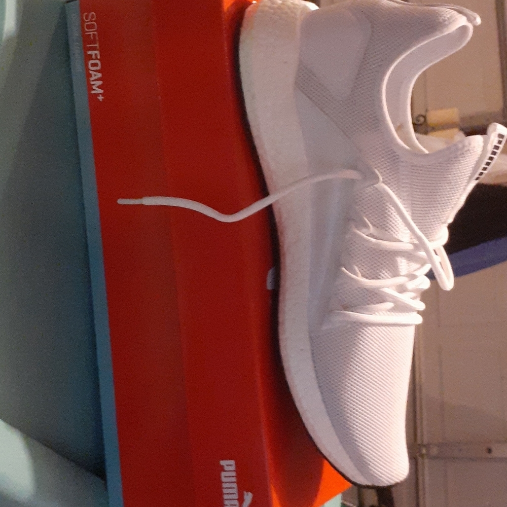 Sports shoes